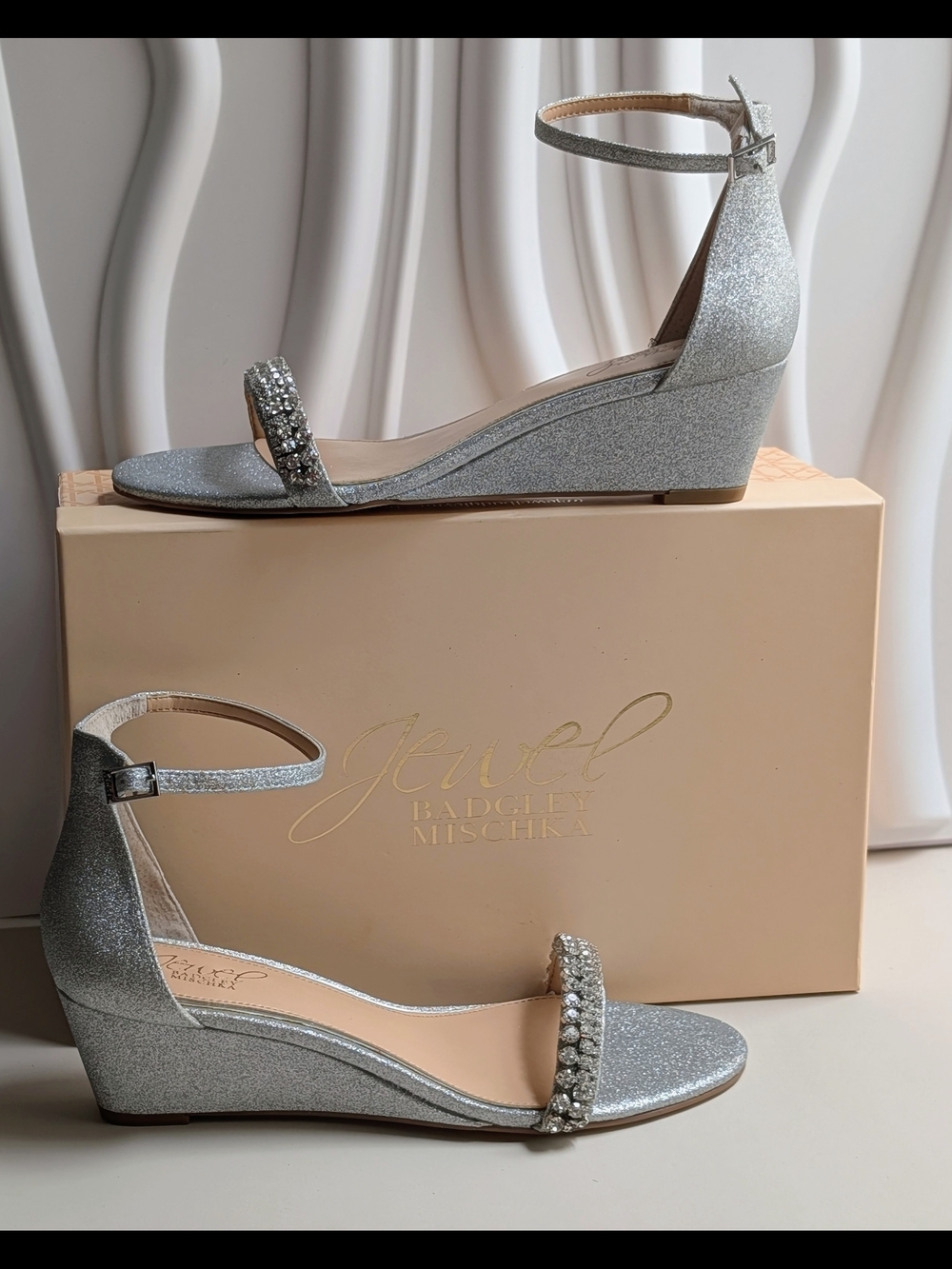 Jewel Badgley Mischka Lora Silver Glitter Crystal Wedge Sandals Size 8